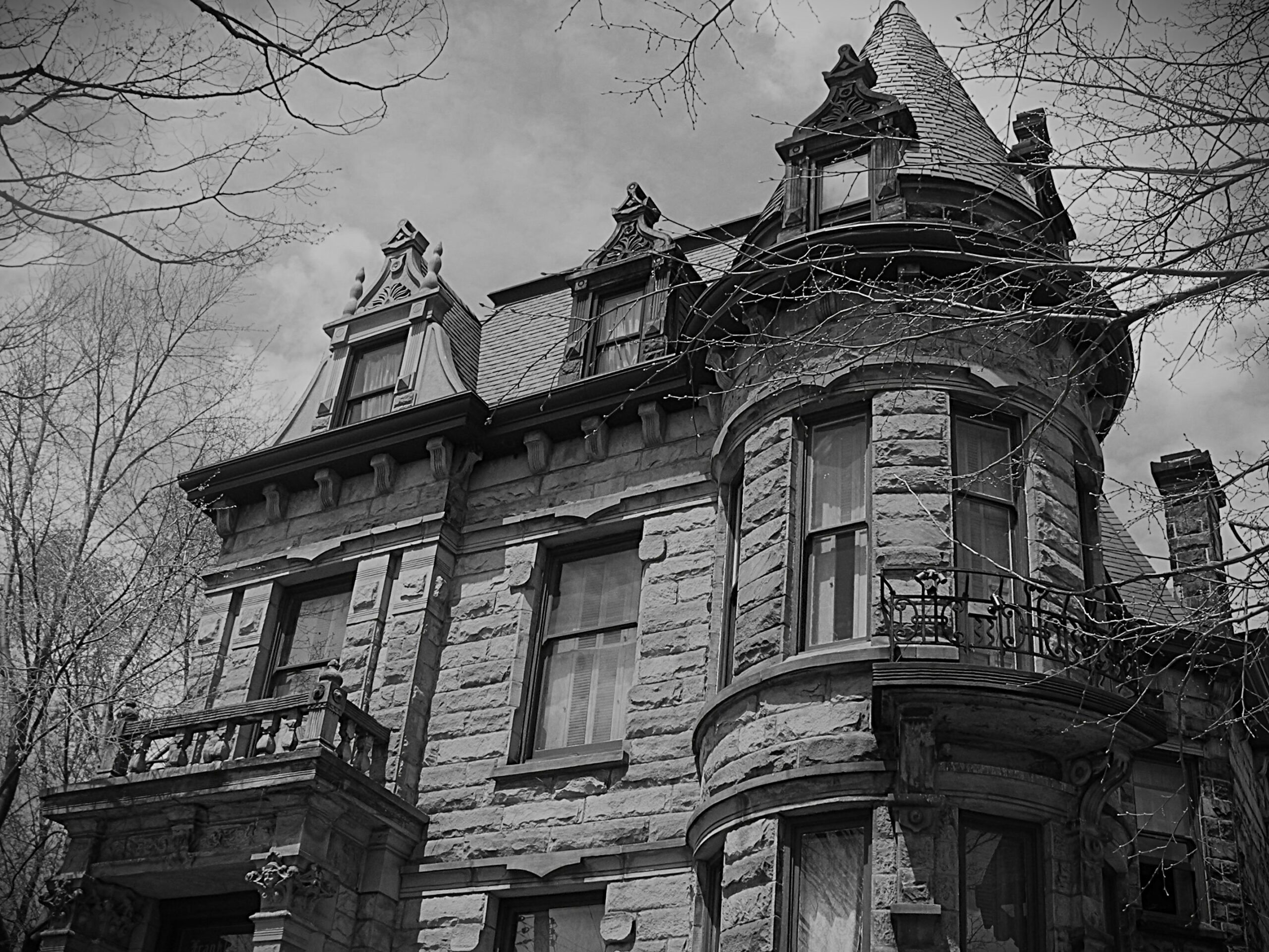 Strange n Spooky Haunted Ghost Tours of Franklin Castle in Cleveland, OH This hauntingly good time kicks off on Saturdays at 8pm & explores the sites & sounds of hauntings, ghosts & paranormal activity throughout Downtown Cleveland